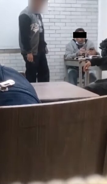 Un grupo de alumnos confrontó