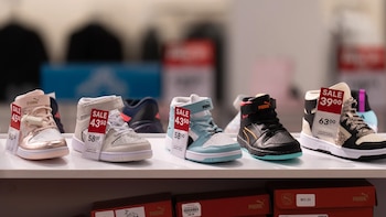 Volver a clases con zapatillas nuevas ya es un gasto difícil de afrontar en Estados Unidos