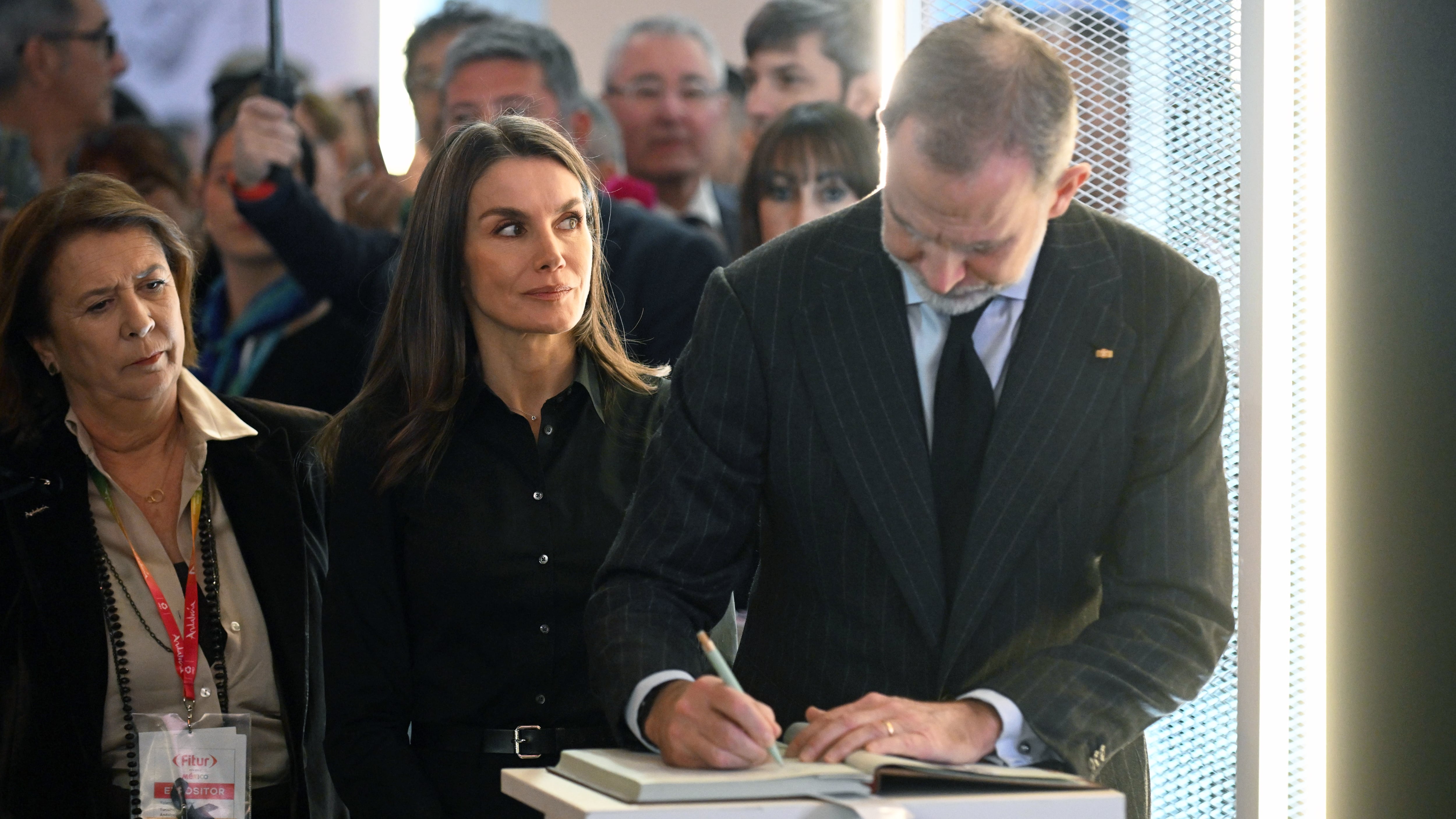 El mensaje de los reyes Felipe y Letizia en el libro de condolencias a Adamuz en Fitur (José Oliva / Europa Press)
