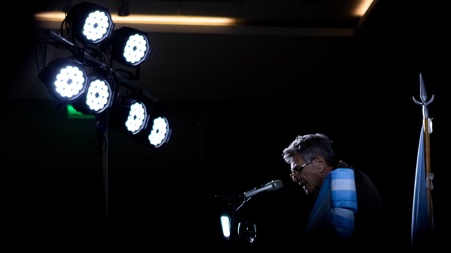 Saccomanno durante su recordado discurso en la Feria del Libro de Buenos Aires de 2022:
