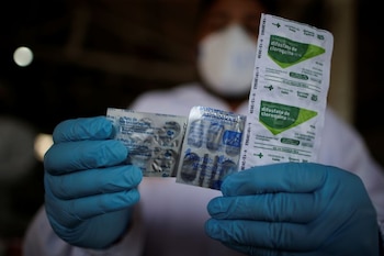 FOTO DE ARCHIVO. Un trabajador de salud sostiene píldoras de hidroxicloroquina, el fármaco usado para tratar la malaria. Brasil. Junio, 2020. REUTERS/Ueslei Marcelino