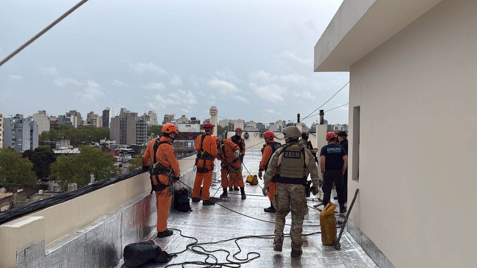 Los agentes en la terraza del edificio