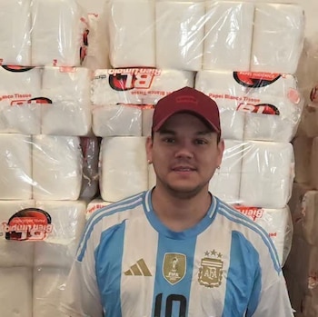 La producción del pedido sufrió demoras, una rotura de la máquina, una inundación en el galpón y un vidrio que explotó cerca de Brian Lanzelotta