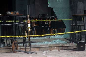 Así luce el bar Antalya que fue atacado durante la madrugada de este día por sujetos armados. El saldo fue de un hombre y una mujer muertos y diez personas heridas | Margarito Pérez / Cuartoscuro