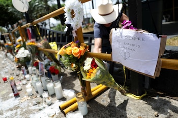 Un mensaje que dice: "Por siempre en nuestros corazones" es colocado cerca de los homenajes a las víctimas del colapso del techo de la discoteca Jet Set, en Santo Domingo, República Dominicana, el 11 de abril de 2025. (REUTERS/Ricardo Arduengo)