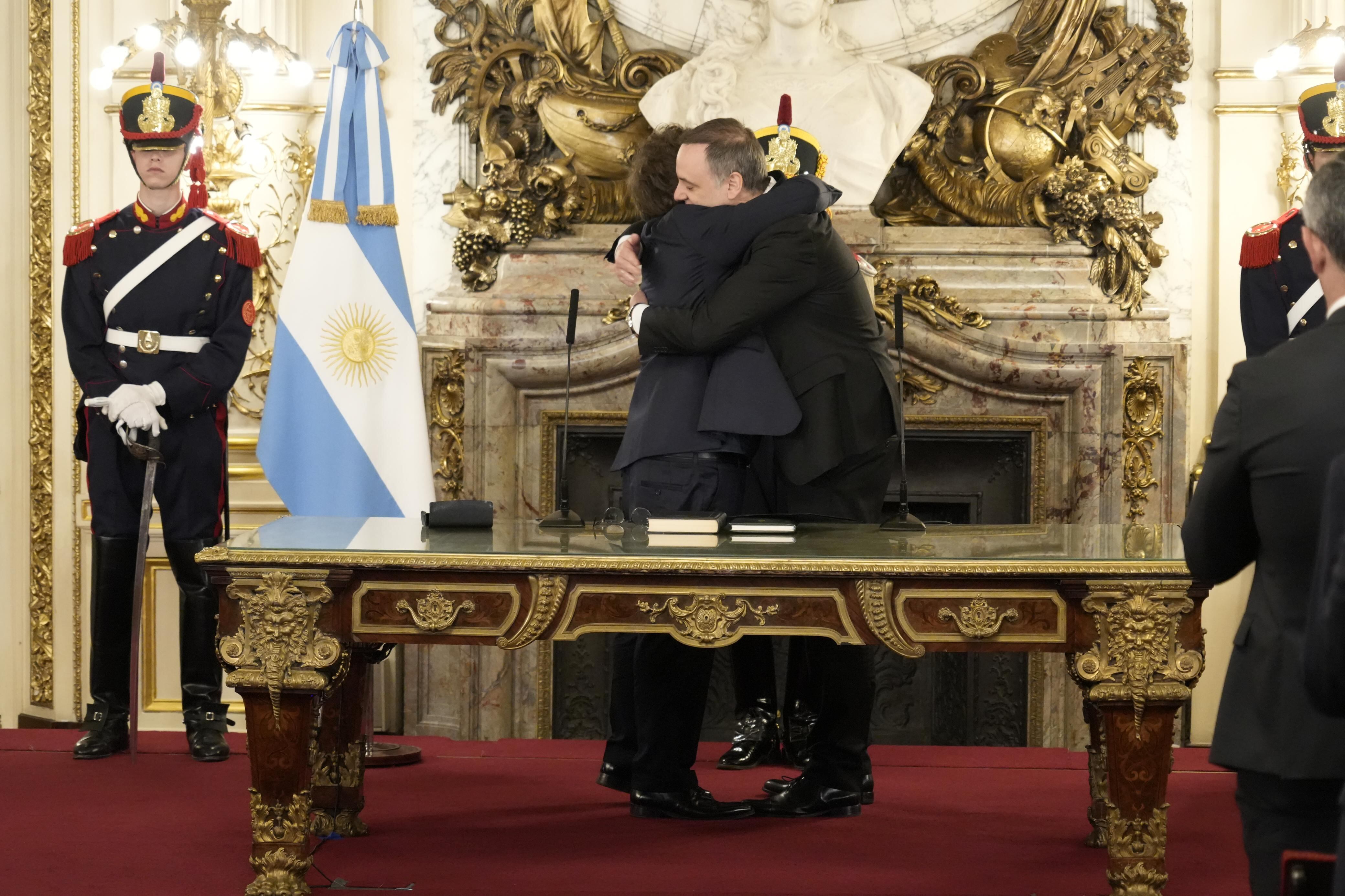 El presidente Javier Milei le toma juramente al flamante jefe de Gabinete, Manuel Adorni