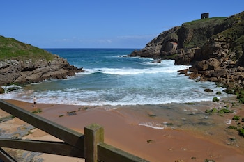 Playa de Santa Justa con la Torre de San Telmo al fondo, sobre la ermita de Santa Justa. (Amavisca/Wikimedia Commons)