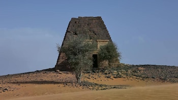 Las pirámides de Meroe, declaradas patrimonio mundial por la UNESCO, reúnen más de 200 tumbas reales del Reino de Kush (AP Photo/Mohnd Blal)