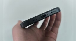 Qué función tienen los orificios cerca de la entrada de carga del móvil y consejos para su limpieza