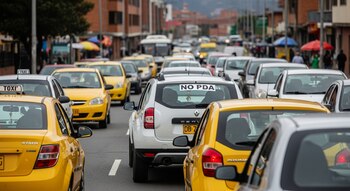 Preço de um SUV branco com decalques