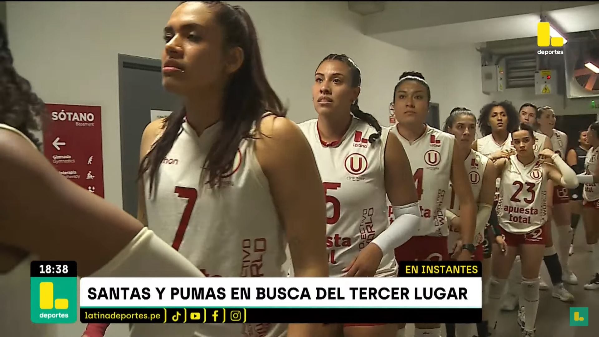 Universitario listo para saltar al campo y enfrentar a San Martín por el tercer lugar.