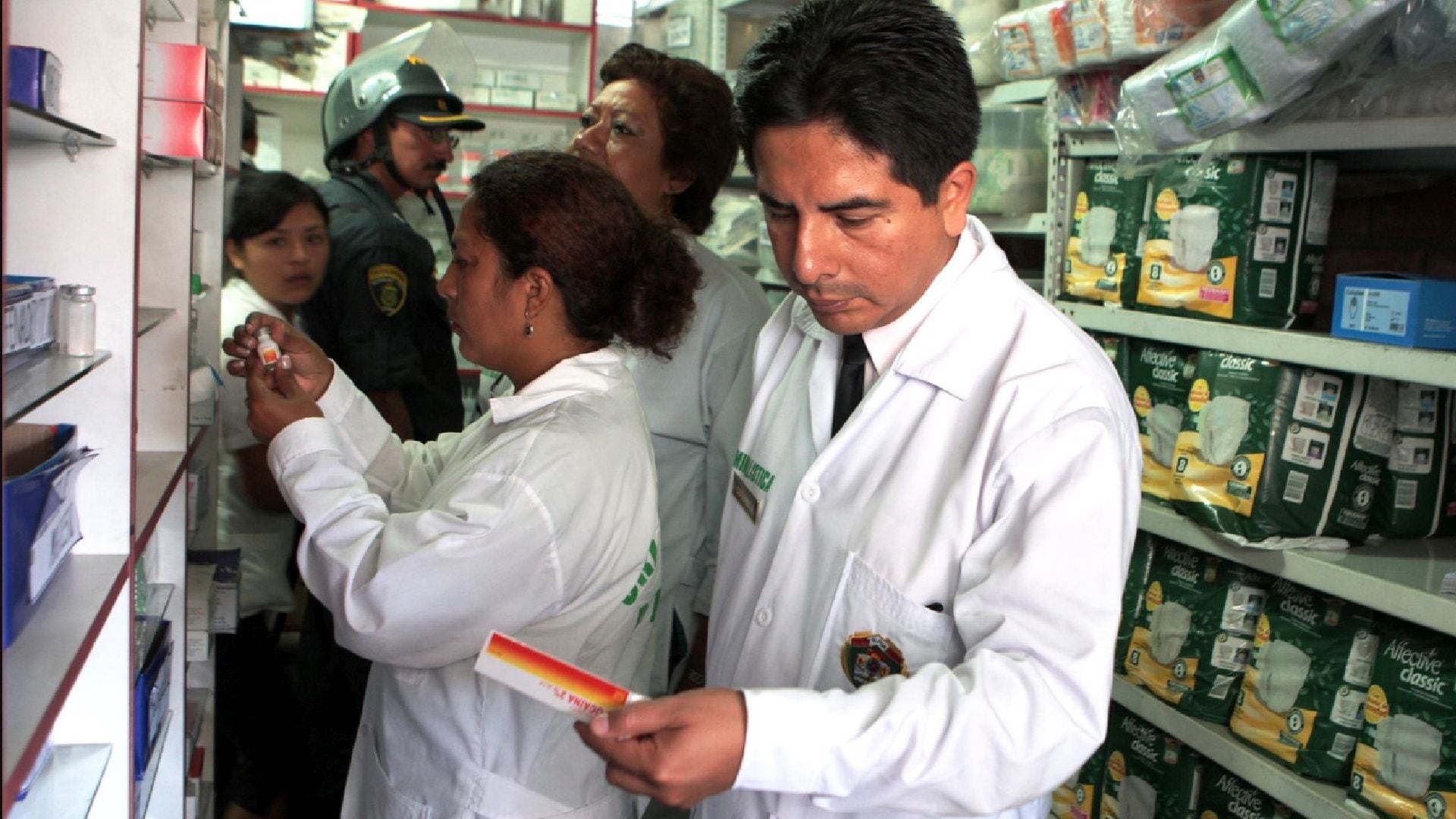 Cada 13 de mayo se conmemora en Perú el Día del Químico Farmacéutico, una fecha para reconocer la importancia de estos profesionales en la investigación, desarrollo y atención farmacéutica en todo el país. (Andina)