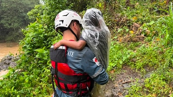 La Cruz Roja Costarricense mantiene en evaluación a las 20 personas afectadas por el deslizamiento en el sector de La Suiza de Turrialba (Cortesía CRC)