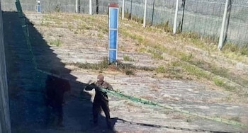 Imagen de dos socios de los presos colocando la escalera que les serviría para saltar el segundo muro. (SNCGP)