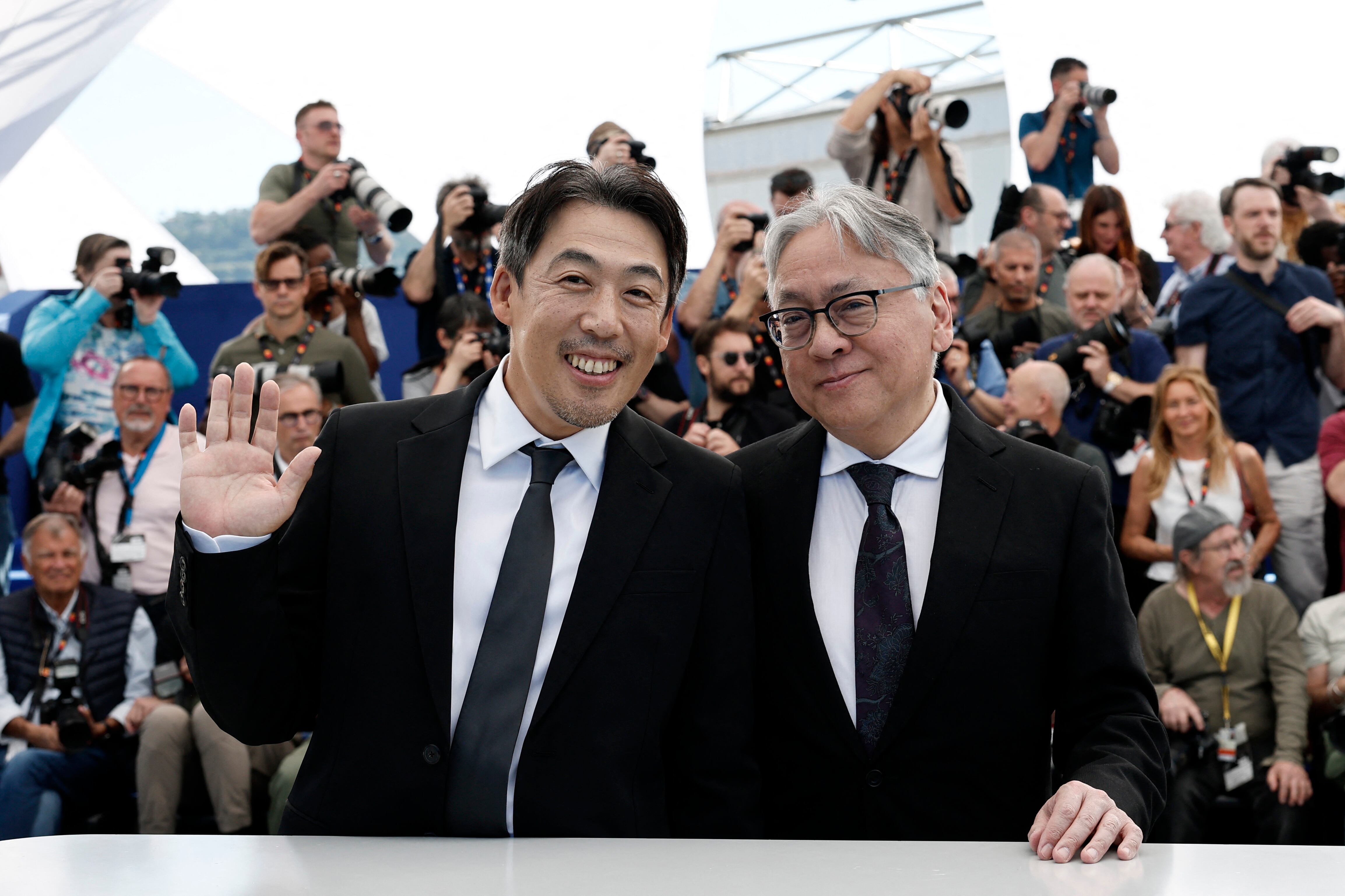 Kazuo Ishiguro posa junto al director Kei Ishikawa al ingresar a la proyección de