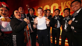 Canelo Álvarez lleva el orgullo mexicano hasta Arabia Saudita: así fue su recibimiento con mariachi