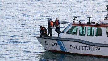 Un auto despistó y cayó al lago Nahuel Huapi en Bariloche: murió una niña de 3 años