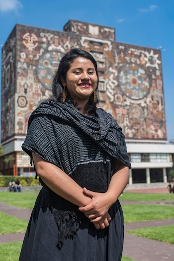 Nadia López García es una pedagoga y escritora mexicana cuya trayectoria combina educación, literatura y enfoque intercultural.