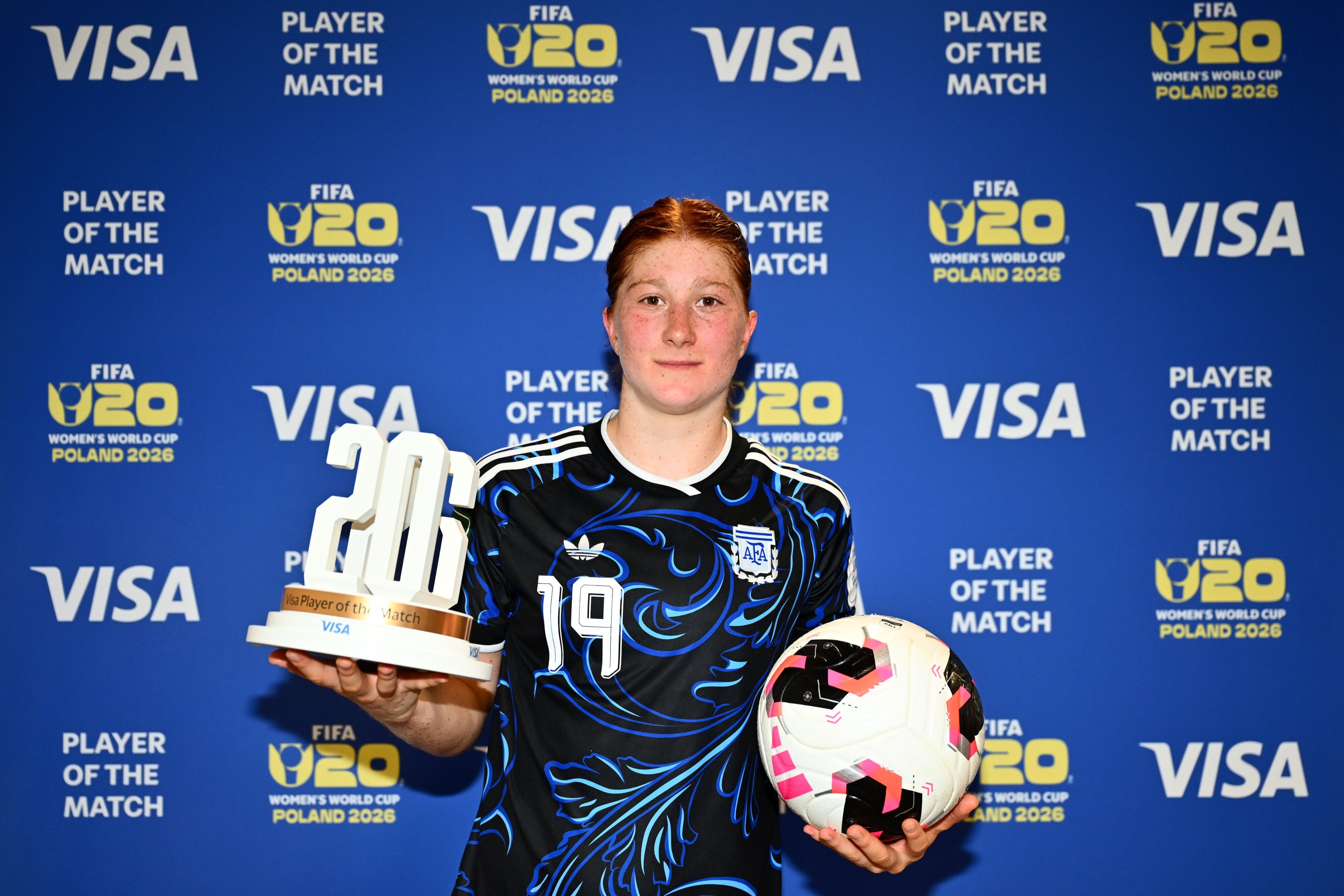 Annika Paz recibió el premio a la mejor jugadora del partido ante Benín. La delantera argentina metió cuatro goles en el partido del Mundial Sub 20 (@Argentina)
