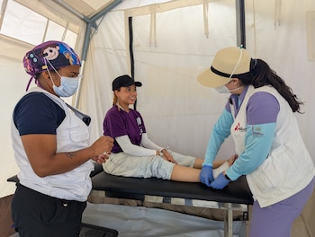 La Dra. Gloria atiende a Samira, de 21 años, en una clínica móvil de MSF en Playa Verde, Maiquetía. Spaett contó que estas clínicas incluyen atención médica y apoyo psicológico a los sobrevivientes (Foto: cortesía MSF para Infobae).