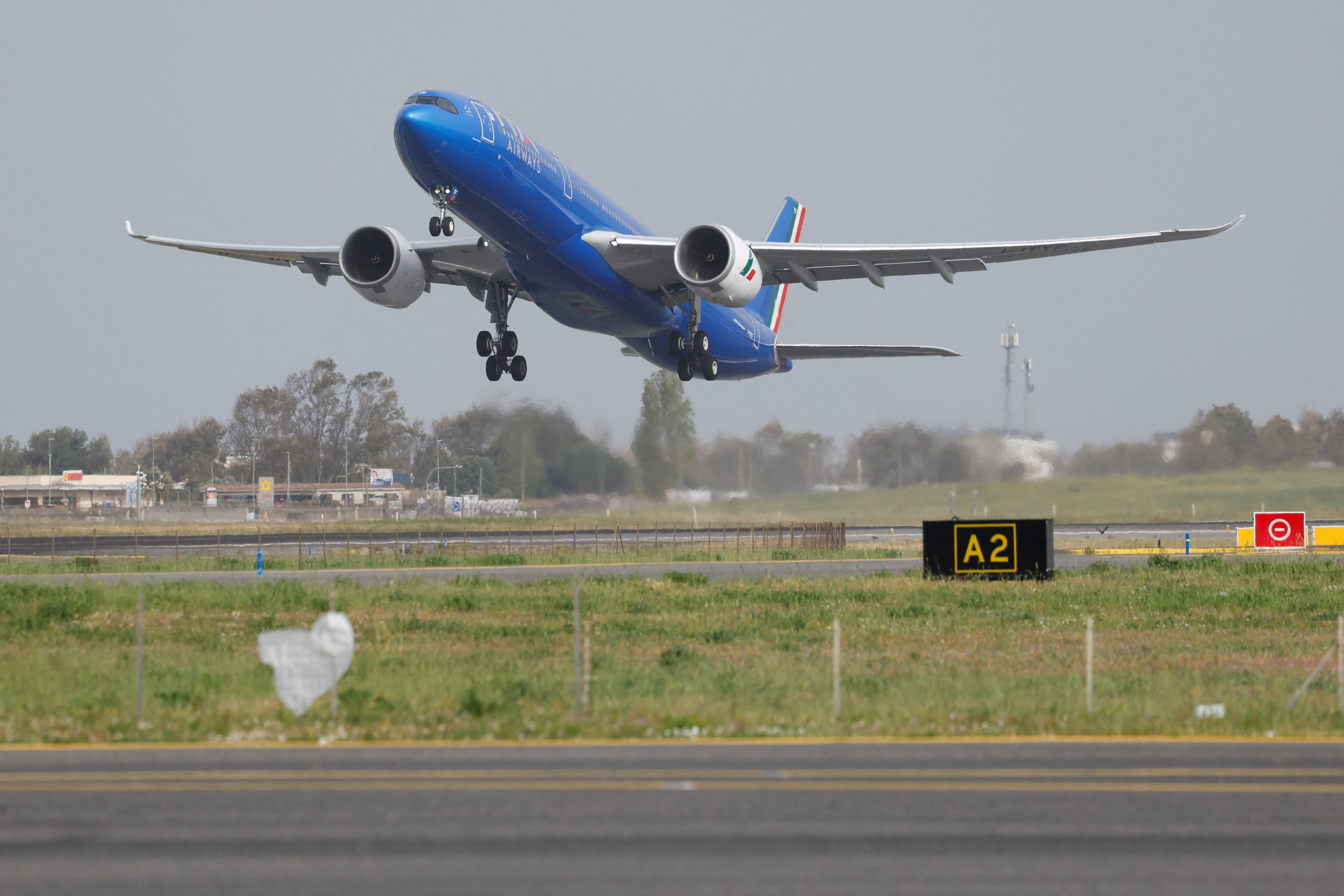 Un avión de ITA Airways despega del aeropuerto Leonardo da Vinci en Fiumicino, Italia, el 13 de abril de 2026. REUTERS/Remo Casilli