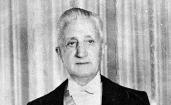 Illia con la banda presidencial.