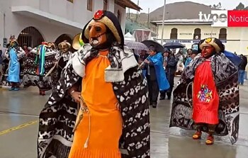 Los huacones bailan con vestimenta