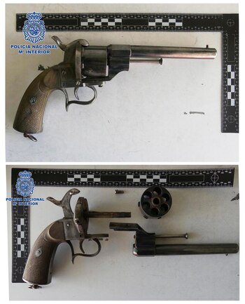 Combo de fotografías facilitadas por el Ministerio del Interior/Policía Nacional que muestra un revólver de la época de la Guerra de Secesión de Estados Unidos encontrado por un vecino de Palencia escondido en un armario de su domicilio, un arma "de museo" que en su día perteneció a un militar y que ha permanecido oculto durante décadas hasta su hallazgo casual hace unos días. EFE/Ministerio del Interior