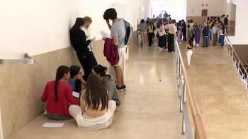Estudiantes en la Facultad de Ciencias de la Comunicación de Santiago, en el primer día de la Avaliación para o Acceso á Universidade (ABAU).