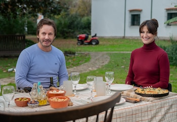 Benjamín Vicuña como Pablo / Polo y Monna Antonopulos como Lara en Amor Rodante. (Cr. Cleo Bouza / Netflix ©2026)