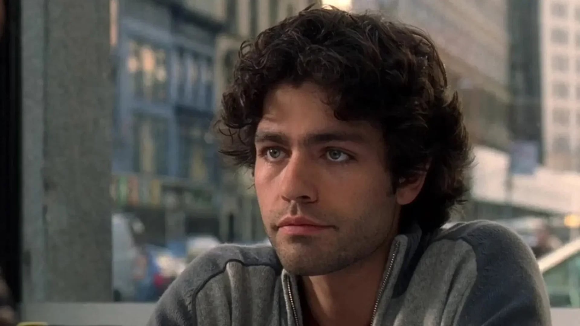 El director de El diablo viste a la moda 2 explica por qué no regresa el novio de Andy Sachs. (Captura de video)