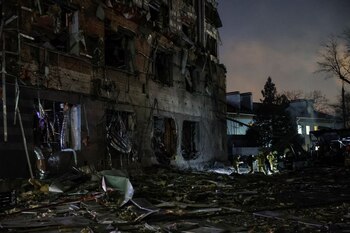 Bomberos trabajan en el lugar