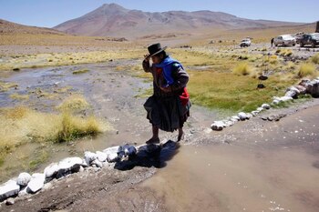 Una mujer transita en la