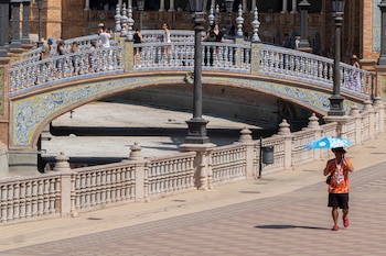 Turistas en el parque de María Luisa de Sevilla este miércoles. (EFE/David Arjona)