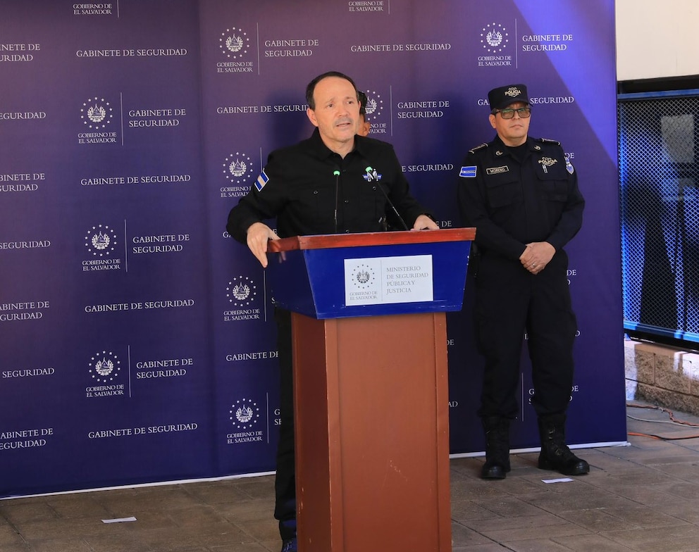 Ministro de Justicia denuncia que estafas telefónicas en El Salvador provienen de una cárcel en Colombia Ministro de Justicia denuncia que estafas telefónicas en El Salvador provienen de una cárcel en Colombia