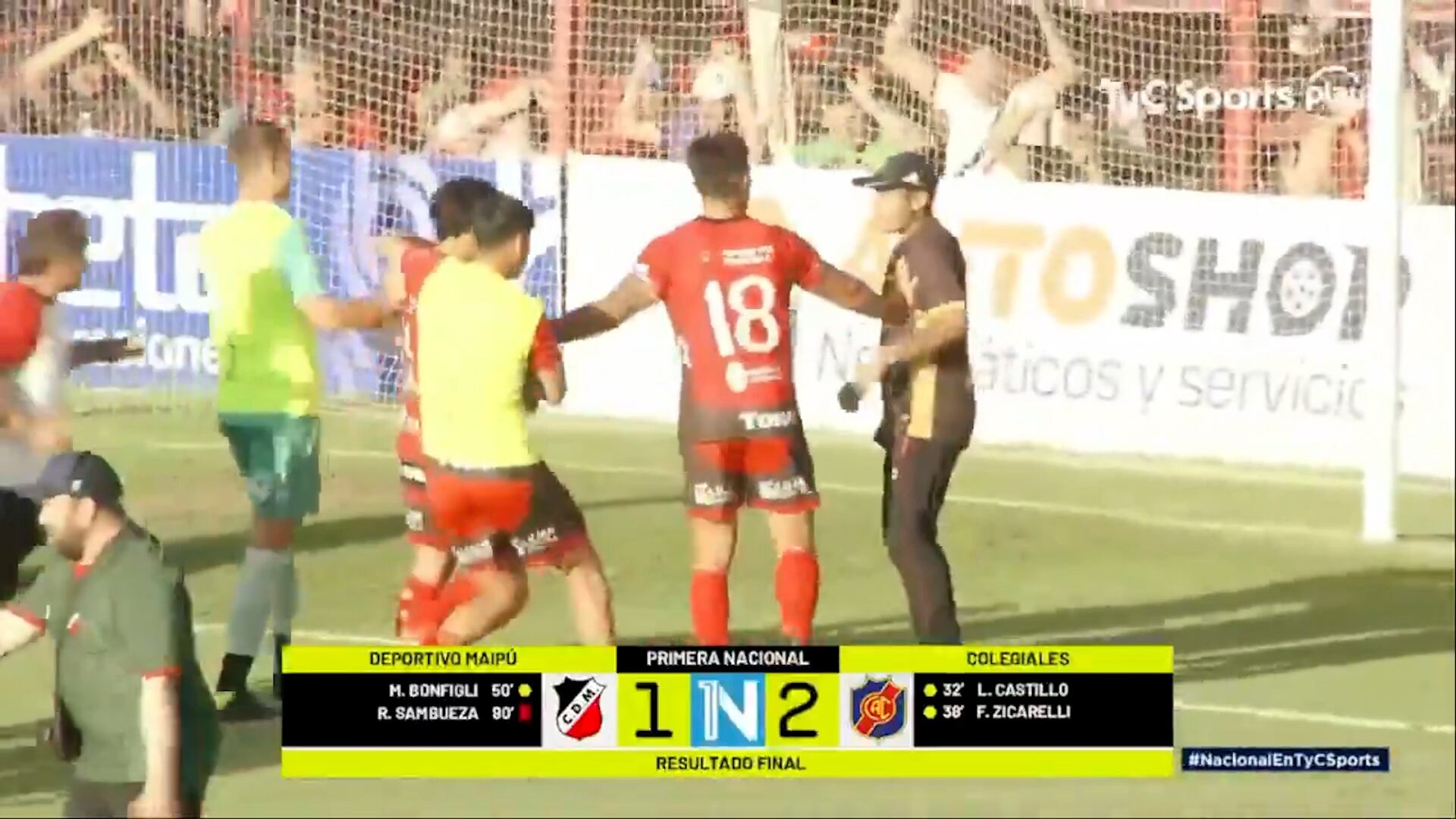 Un jugador separa a un compañero de un hincha que ingresó al campo de juego