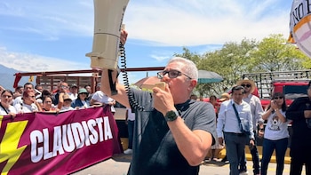 Noé Jara, hermano del gobernador de Oaxaca, levanta la blusa de una mujer en “festejo” por gira de Sheinbaum