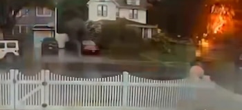 Thomas Fahmy sobrevivió a un rayo en Staten Island después de que la descarga lo alcanzó cuando caminaba hacia su automóvil (Captura NBC New York)