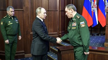 Gerasimov junto a Vladimir Putin (AFP)
