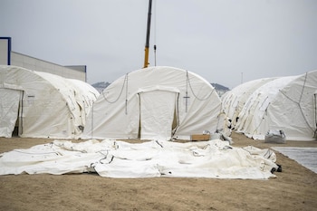 05/09/2026 Instalación de nuevas tiendas de campaña junto al Banco de Alimentos de Ceuta, a 5 de septiembre de 2026, en Ceuta (España). El Gobierno asume el control del puerto de Ceuta para la "atención humanitaria" de personas migrantes en carpas y otros espacios, según dispone una resolución del Ministerio de Transportes y Movilidad Sostenible publicada este sábado, consultada por Europa Press.
POLITICA
Marcos Moreno - Europa Press