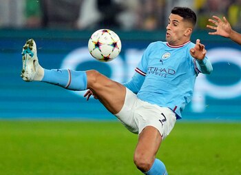 ARCHIVO - Joao Cancelo (izquierda) del Manchester City pugna por el balón en el partido contra Borussia Dortmund por la Liga de Campeones. (AP Foto/Martin Meissner)
