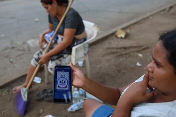 A Honduran migrant holds a