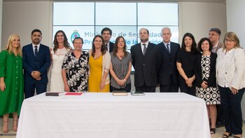 Sabina Frederi junto al resto