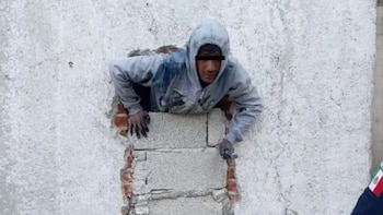 Ladrón queda atorado en una