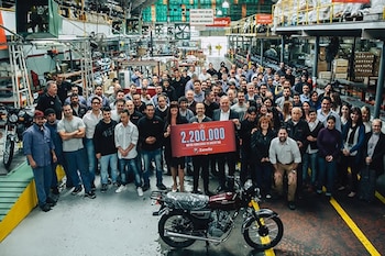 Momento celebratorio en que la empresa llegó a las 2,2 millones de unidades producidas.