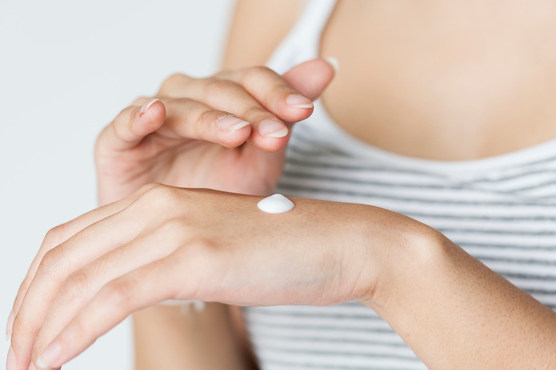 Aplicar hidratantes tras la ducha es clave para contrarrestar el daño causado por el calor y fortalecer la función protectora cutánea - crédito Freepik
