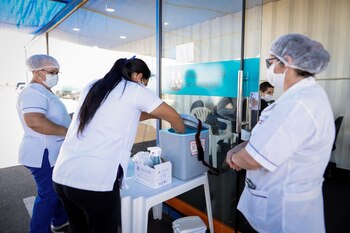 Personal de la salud trabaja durante una jornada de vacunación contra la covid-19, en la Costanera de Asunción (Paraguay), en una fotografía de archivo. EFE/ Nathalia Aguilar