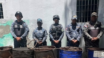 Desmantelan campamento clandestino para producir “clerén” ron adulterado en República Dominicana