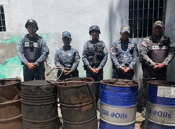 La Policía Nacional de República Dominicana halló en Cabral un campamento clandestino para producir clerén o ron adulterado. (Foto cortesía Policía Nacional de República Dominicana)