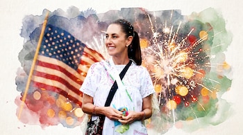 Retrato de una mujer con blusa blanca y cabello recogido, con la bandera de Estados Unidos y fuegos artificiales de fondo, todo con efecto acuarela.
